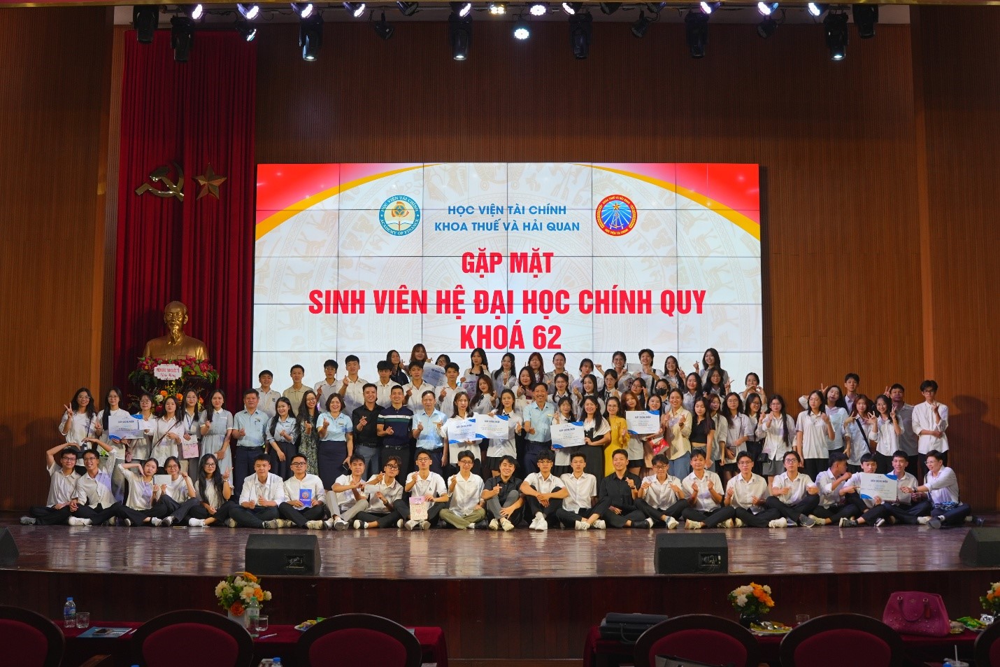 Khoa Thuế và Hải quan tổ chức gặp mặt tân sinh viên CQ62