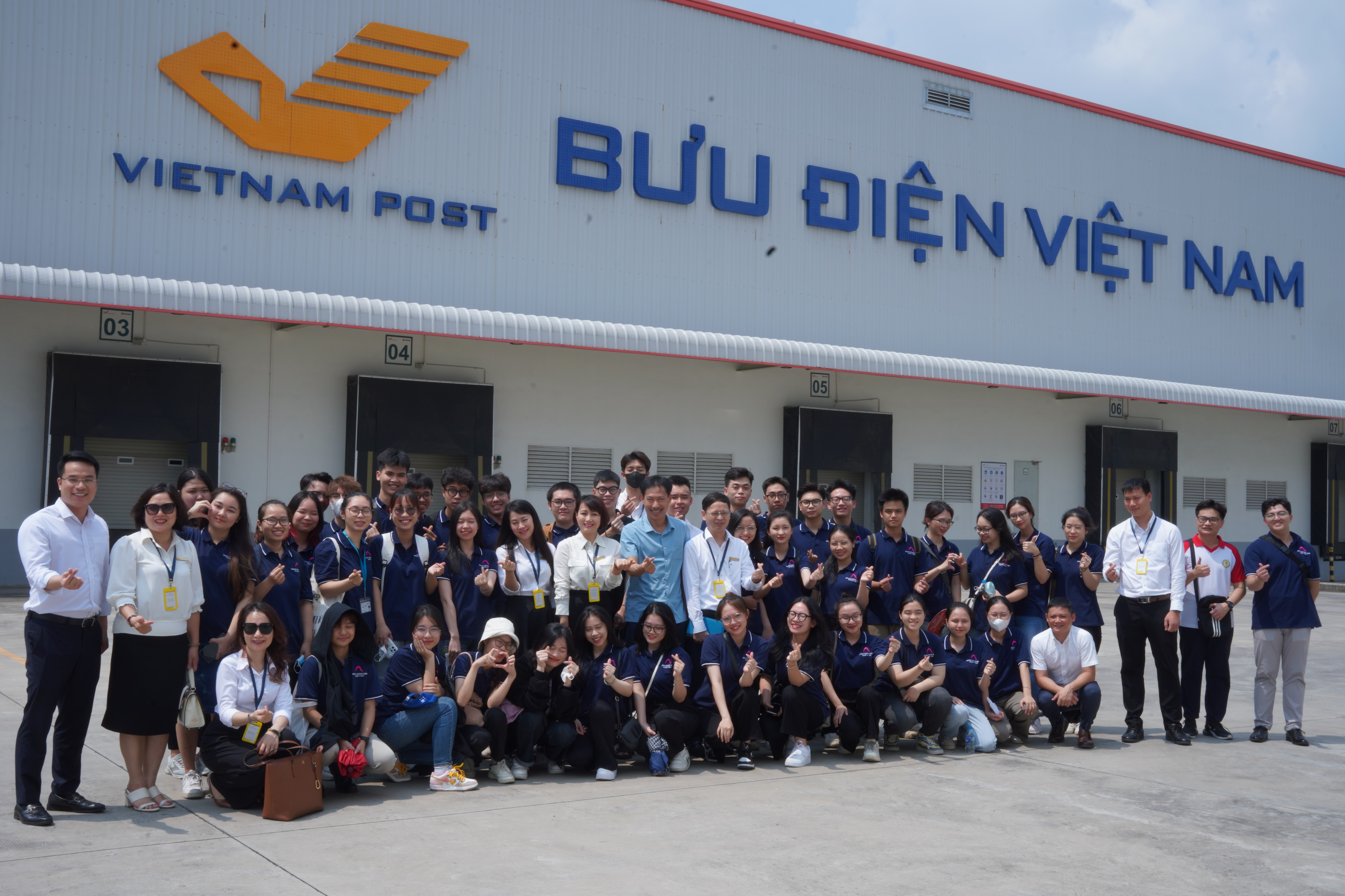 Chương trình thực tế của sinh viên chuyên ngành Hải quan và Logistics chất lượng cao tại Công ty Logistics Bưu điện Việt Nam