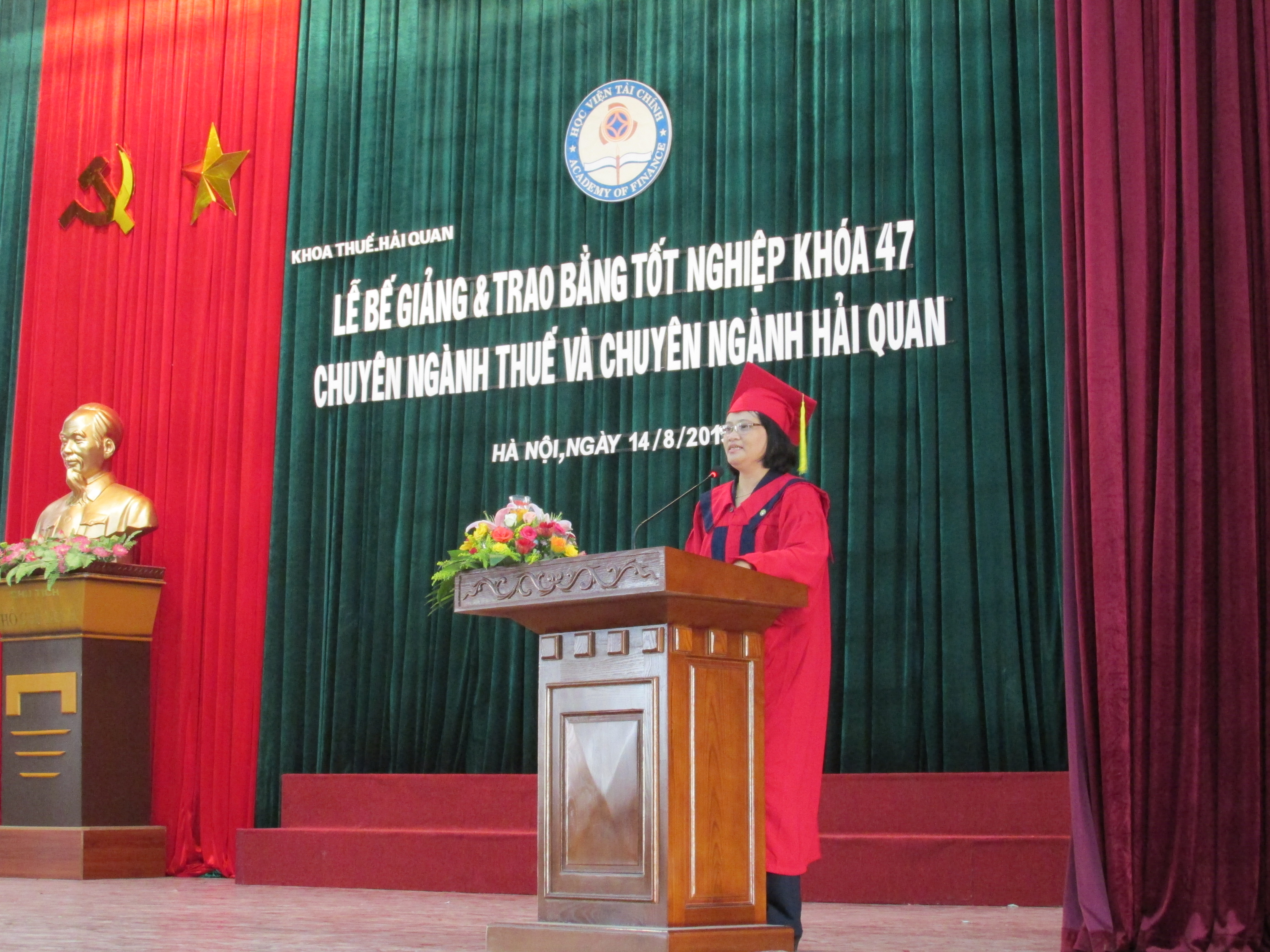 Phó giám đốc Trương Thị Thủy phát biểu tại lễ bế giảng CQ47 - 1